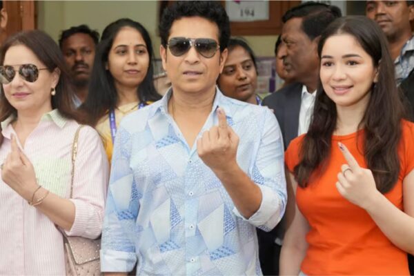 Sachin Tendulkar Voting in Mumbai with Family