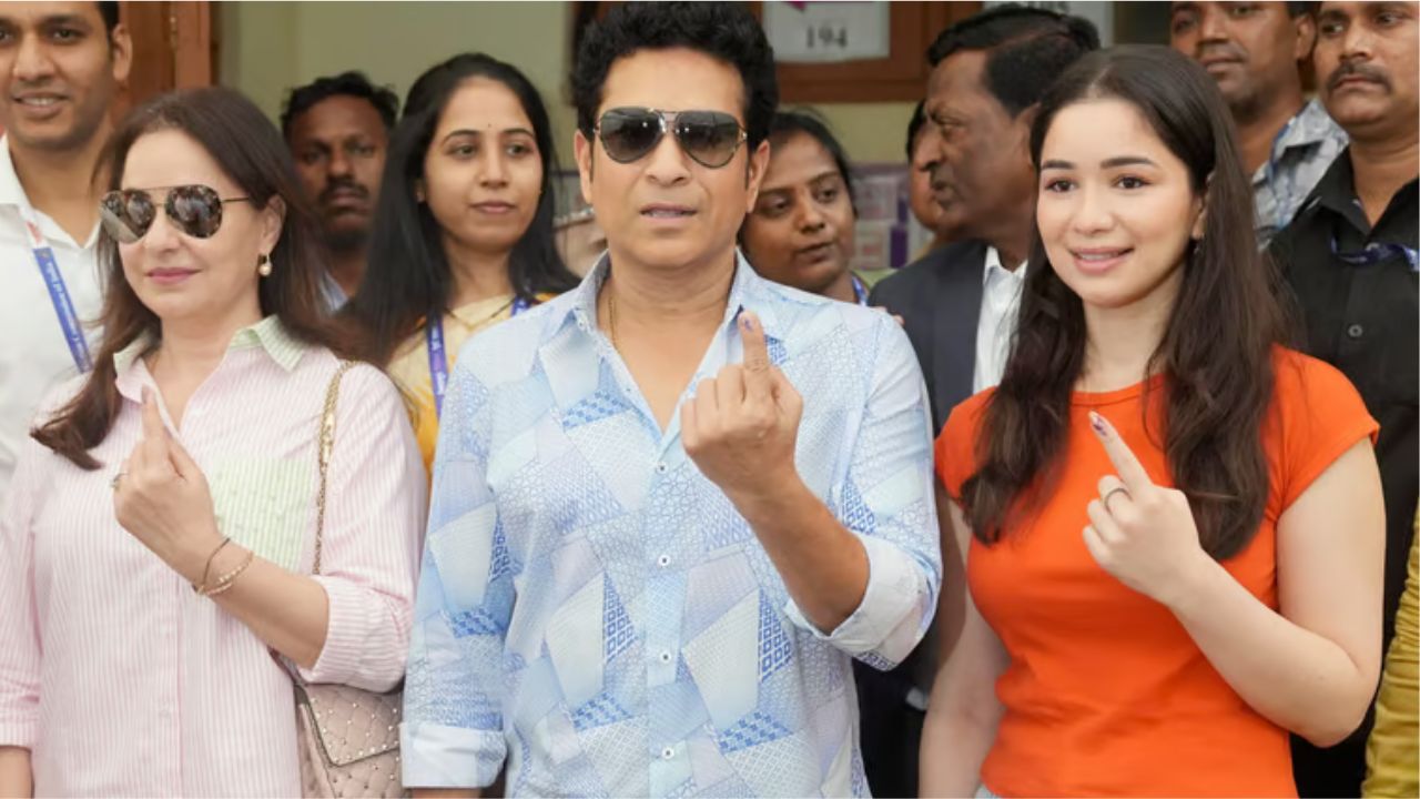 Sachin Tendulkar Voting in Mumbai with Family